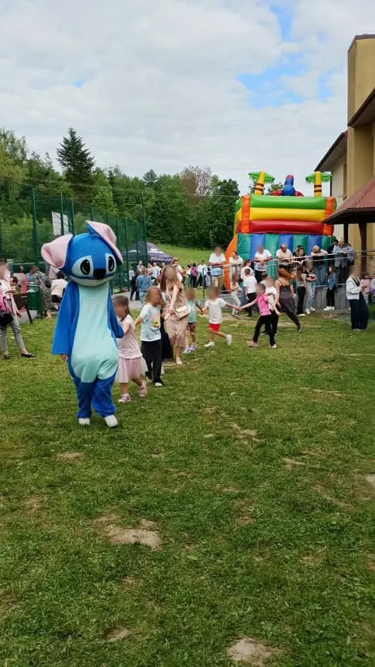 Animator w kostiumie prowadzi zabawy z dziećmi na imprezie plenerowej w Rzeszowie